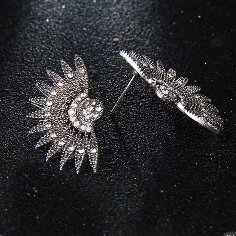 Retro stud earrings for women light weight w box